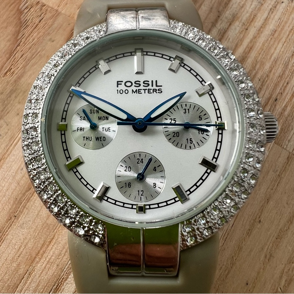 Fossil blue ladies silver tone crystal accented sporty watch NEW BATTERY